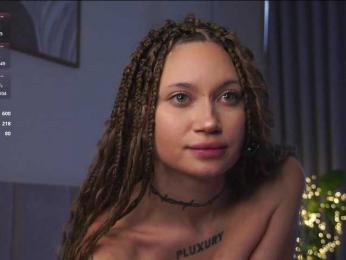 PLUXURY- webcam model stream image