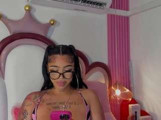 khelanyisyy webcam model stream image