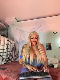 Scarletthornyx webcam model stream image