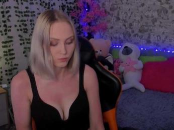 GinaGinaLove webcam model stream image