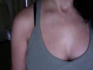 Honey Luau webcam model stream image