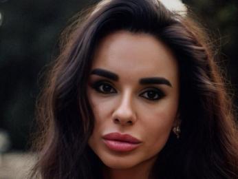 AineAura webcam model stream image