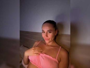 QWEENII webcam model stream image
