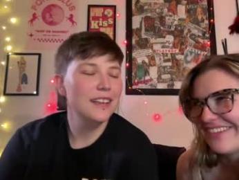 mostlyylesbian webcam model stream image
