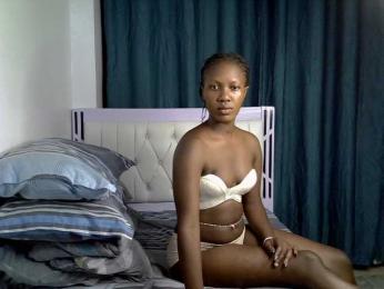 Prettyluxe webcam bongacams model stream image