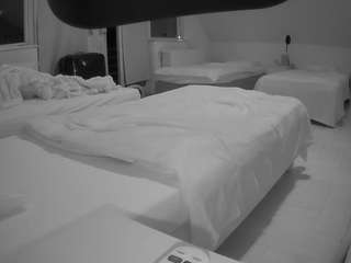 voyeurcam-julmodels-bed-2 webcam model stream image