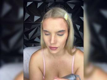 LYALYAtop webcam model stream image