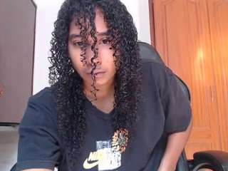 yohatinelly webcam model stream image