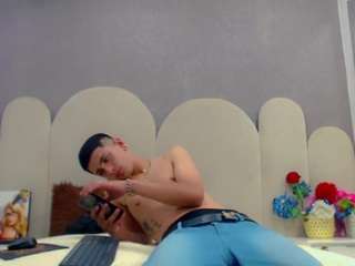 max-cum webcam model stream image