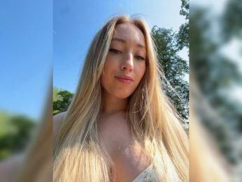 Chloee webcam model stream image