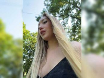 Chloee webcam model stream image