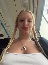 Elfi_InPublic webcam model stream image