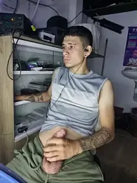 aronmax_ webcam model stream image