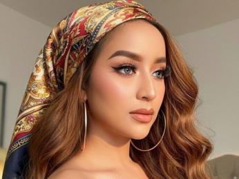 AyumiGrey webcam model stream image