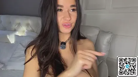 UrLillShy webcam model stream image