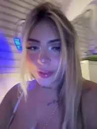 MiaWhitePink_ webcam model stream image
