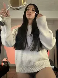 aly_golden_ webcam model stream image