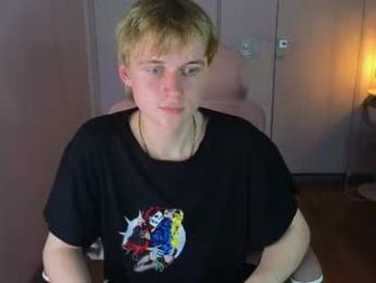 avenrey webcam chaturbate model stream image