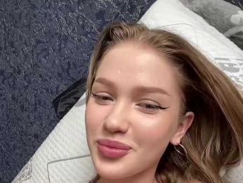 AriWafe webcam model stream image