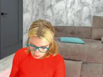 _miss_strawberry_ webcam model stream image