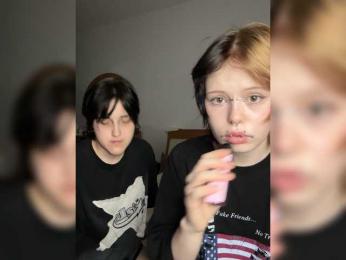 MiaAndAlicee webcam model stream image