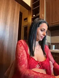 Hotmomcheckk_ webcam model stream image