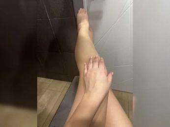 Cherriesa webcam model stream image