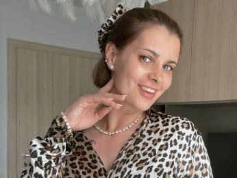 AnishaBee webcam model stream image