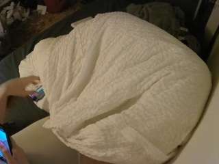 voyeurcam-julmodels-whitebed-4 webcam model stream image