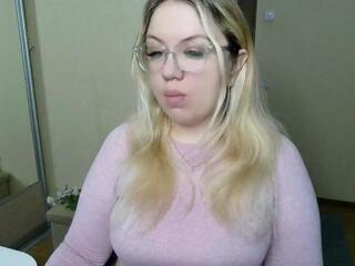 Kira Pride webcam model stream image