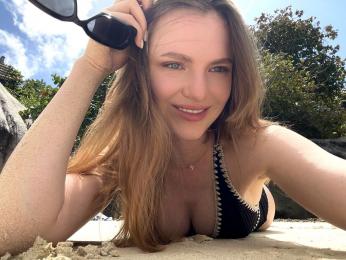 NoelleCamelia webcam model stream image