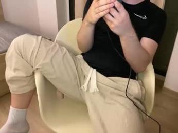 curlyboyy_ webcam model stream image