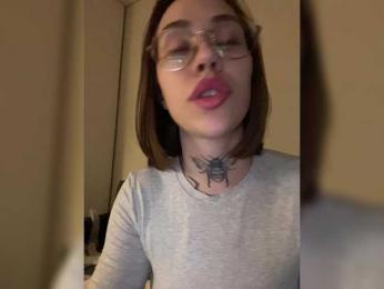 v_-_-_v webcam model stream image