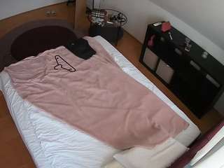 voyeurcam-julmodels-whitebed-2 webcam camsoda model stream image