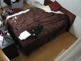 voyeurcam-julmodels-whitebed-2 webcam camsoda model stream image