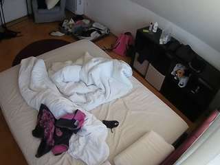 voyeurcam-julmodels-whitebed-2 webcam camsoda model stream image