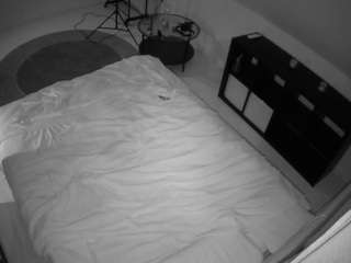 voyeurcam-julmodels-whitebed-2 webcam camsoda model stream image