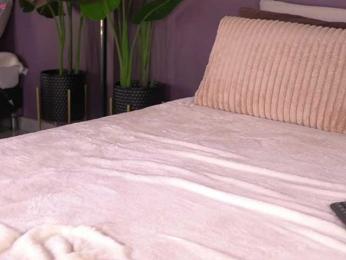 IzzyWild webcam model stream image