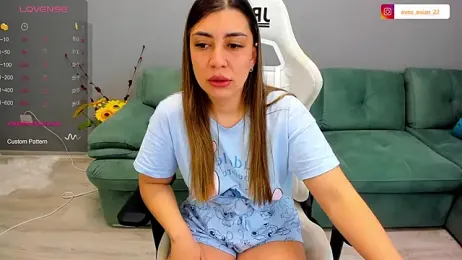 EveEvian webcam stripchat model stream image