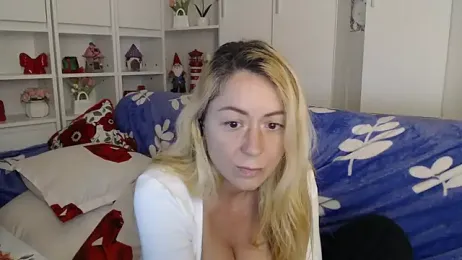 _karolynesyera_ webcam stripchat model stream image