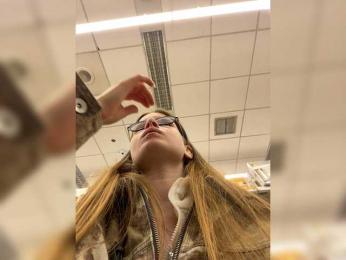 Luxxu webcam model stream image