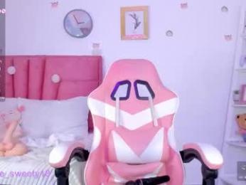 little_sweety_18_ webcam model stream image