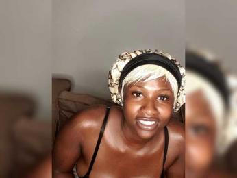 Curvyreen webcam model stream image