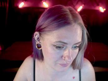 DramaQuenns webcam model stream image