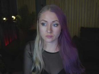 DramaQuenns webcam model stream image