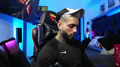 logan_hugh8 webcam model stream image