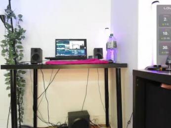 peachyym webcam model stream image
