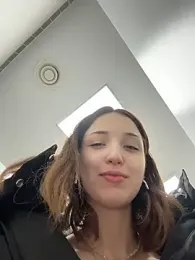 DollyTall webcam stripchat model stream image