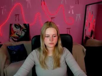 alira_glow webcam model stream image