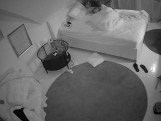 voyeurcam-julmodels-whitebed-4 camsoda stream image, 02.06.2025 18:10